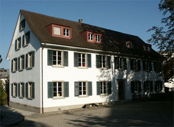 Das Heinrich-Bosshard-Schulhaus schulhaus.jpg